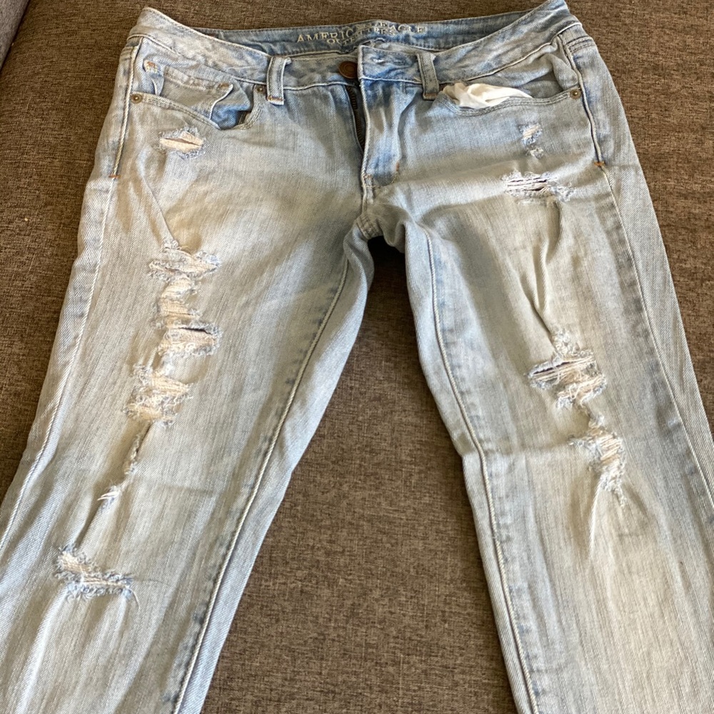 American eagle light wash distressed jeans